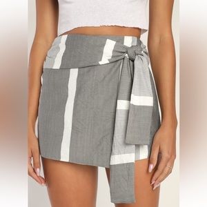 Lulus adieu white and grey striped tie-front skort